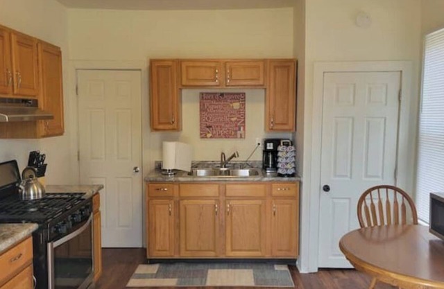 Budget stay in Rockford - Lower Duplex
