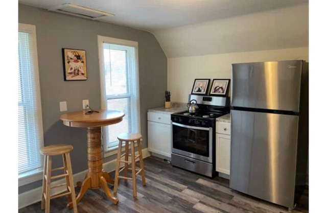 Budget Stay in Rockford, Upper Duplex