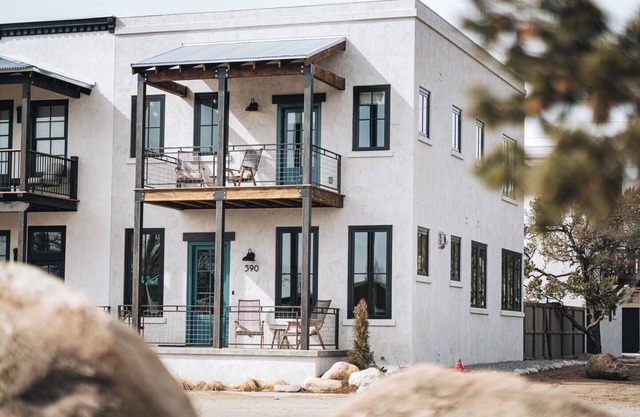Buena Surf : A Designer's Luxury Getaway STR-19
