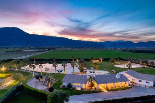 Buena Vista by AvantStay Massive Outdoor Oasis w Pool Spa Firepit