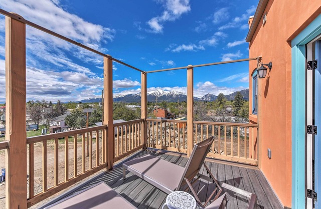¡NUEVO! Buena Vista Home w / Mtn Views, a pie de Main St