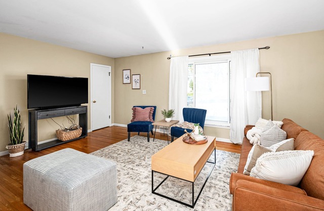 Buffalo Bliss - near Universities and natural areas-Large deck and backyard