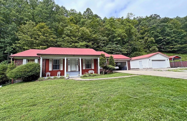 Buffalo Playhouse w/ game room. Easy trail access, Direct Trail Access