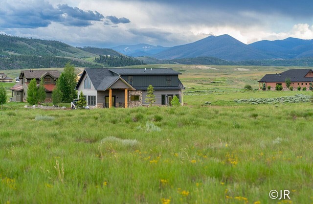 Buffalo Run- Luxury home, dog OK, hot tub, near RMNP