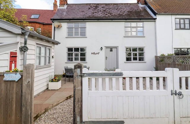 BUGG COTTAGE, family friendly, with a garden in Levington