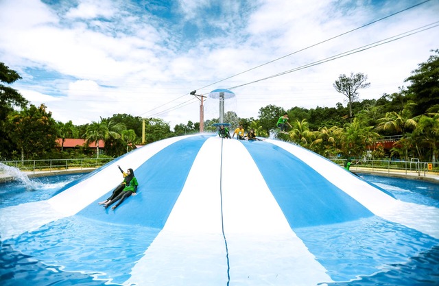 Bukit Merah Laketown Resort