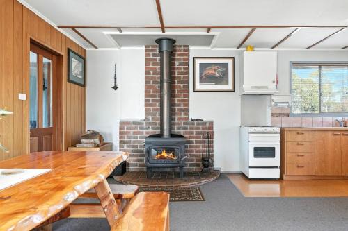 Bull Tavern Cabin Cozy Lakeside Escape in Miena Tasmania