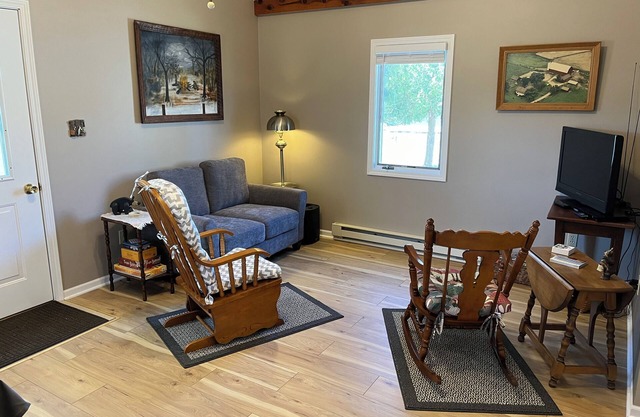 Bullfrog Bunkhouse 2-bedroom cabin near Evart at Hicks Lake