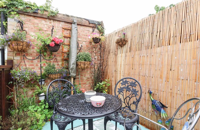 BUMBLE BEE COTTAGE, pet friendly, with a garden in Faversham
