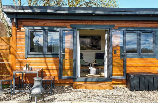 Bumblebee Cabin - UK45403