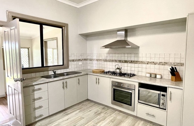 Bunbury Cottage - Holidays, Business or Contractors