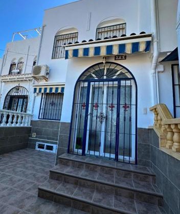 Bungaló en La Mata en urbanización con piscina