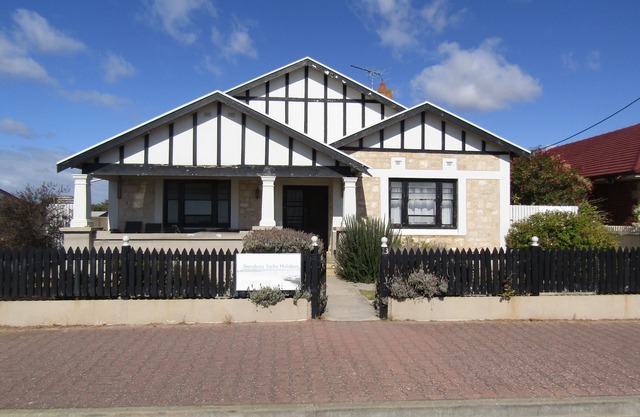 Bungalow at the Beach - Esplanade position! Excellent sea views!