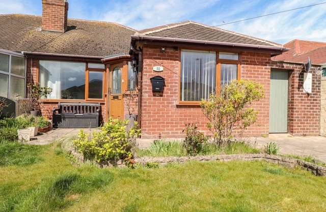 BUNGALOW BY THE SEA, pet friendly, with a garden in Cleveleys