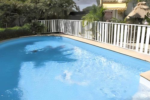 Bungalow charmant à Sainte-Rose avec piscine partagée