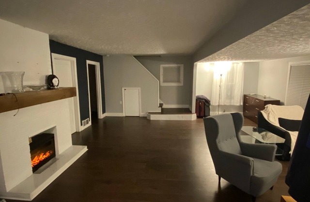 Bungalow close 2 Lake Erie: 3 beds/2 full bathrooms/big living room/kitchen/deck