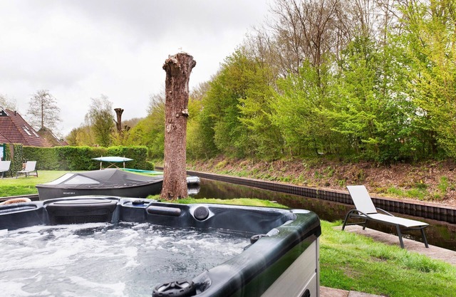 Bungalow en Frisia con spa y barco privado