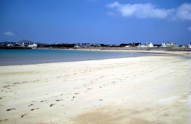 Bungalow in Trearddur Bay, 4 min drive from beach & with open countryside views,