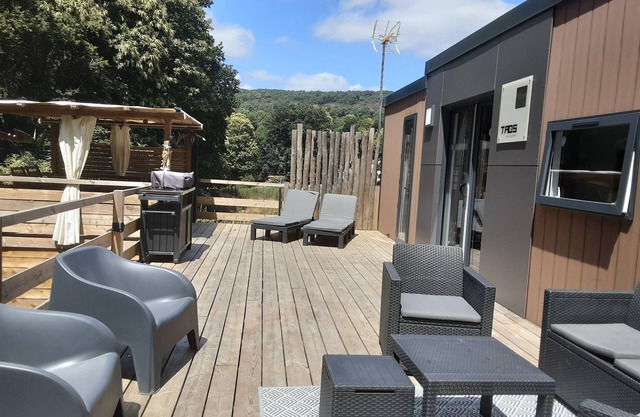 BUNGALOW LAC DE GUERLEDAN
