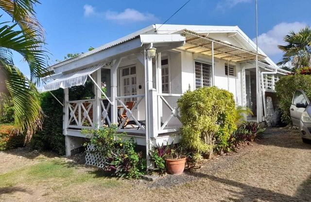 Bungalow les hibiscus with Jacuzzi 200 meters from the beach