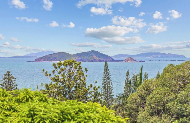 Bungalow on Bright (BOB's) - Boasts captivating island views.