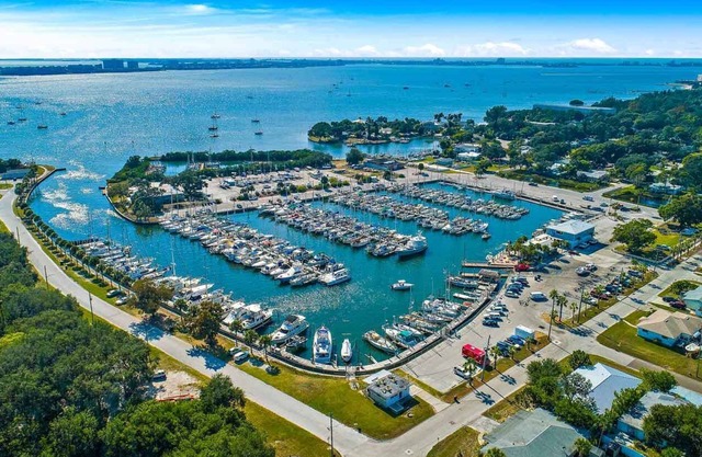 Bungalow on the Boulevard! WiFi, AC, Walk to the Water, Restaurants, & Galleries