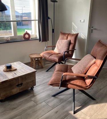 Bungalow op bedrijf met melkkoeien