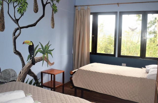 bungalow rodeado de vida silvestre, jardines,cataratas y senderos.