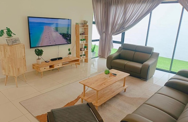 Bungalow, Up to 21 Pax, 4000sqft, 3 Bedrooms, 4 Bathrooms, 4 Car Parks by Star Home