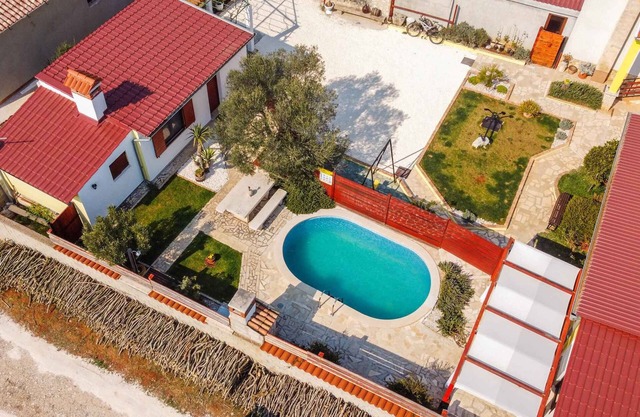 Casa vacacional con piscina y jardín