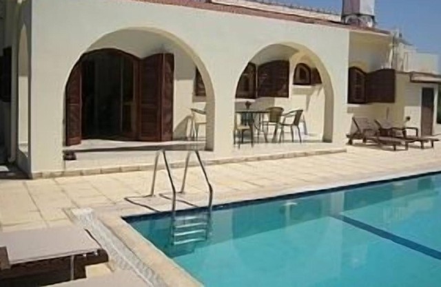 Bungalow con piscina, vistas a la montaña y al mar, aire acondicionado, WIFI seguro, sin olvidar.