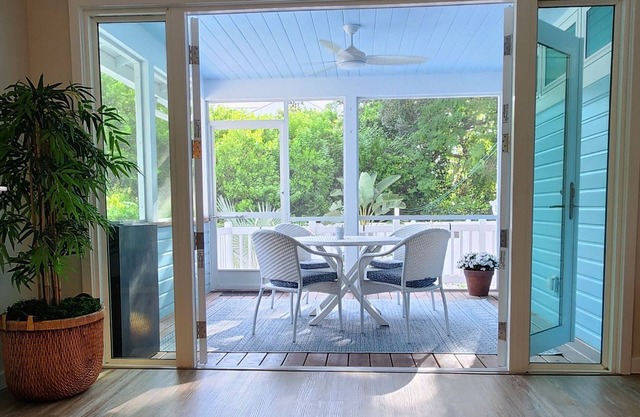 Bungalow with Private Guest Casita in Historic Downtown Sarasota