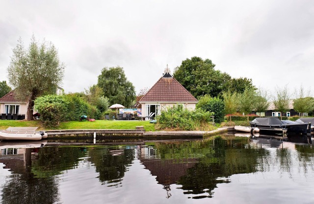 Bungalow en Frisia con spa al aire libre