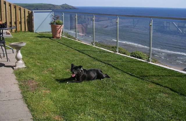 Bungalow con vistas espectaculares al mar, rodeado por un jardín con zonas de estar