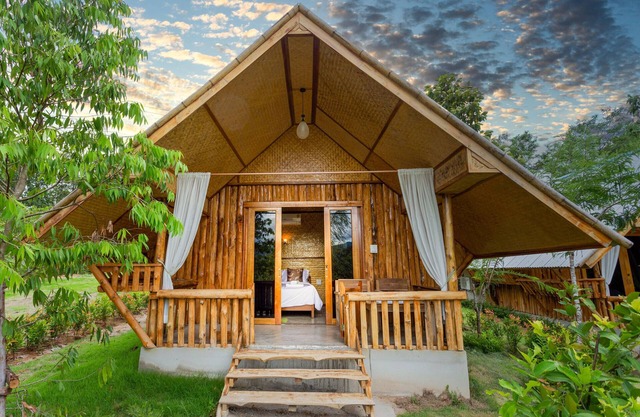 Bungalow with double bed and mountain view in a natural environment