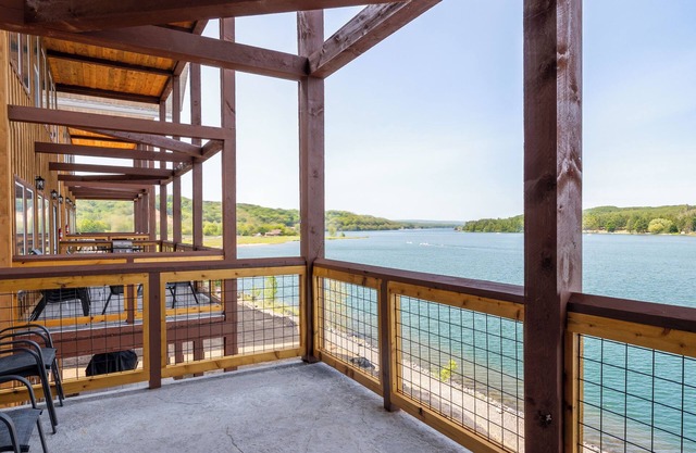 Bunkhouse Trailside Water View 22B