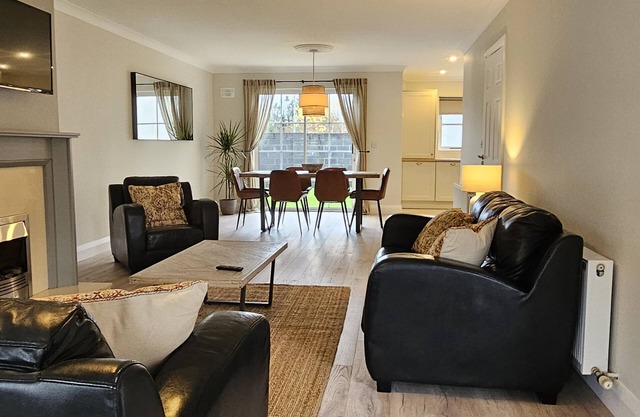 Bunratty Town House No 2 - sleeps 8 guests in 4 bedrooms
