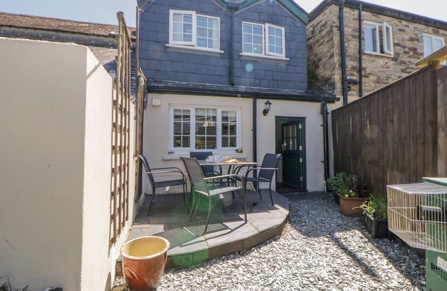 BURHAM COTTAGE, pet friendly, character holiday cottage in Yelverton