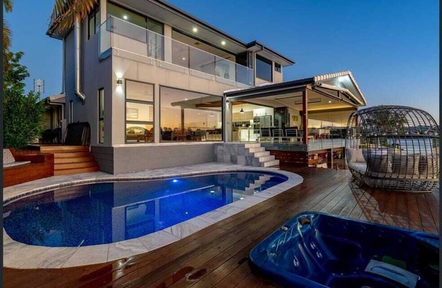 Burleigh waters beauty on lake, 5 minutes to the beach! family friendly