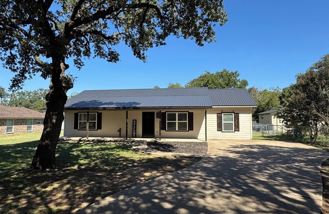 Burleson Farmhouse 3-bedroom house