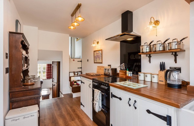Burn Cottage - Hot Tub - Dogs welcome