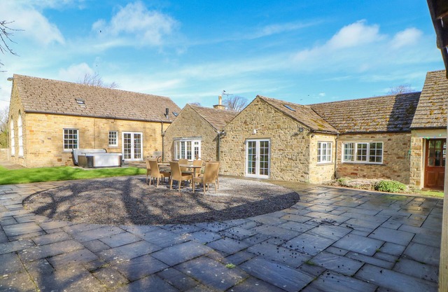 BURNS COTTAGE, pet friendly, with hot tub in Barnard Castle