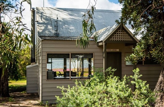 Fabulous self contained lakeside accommodation in a natural bush setting