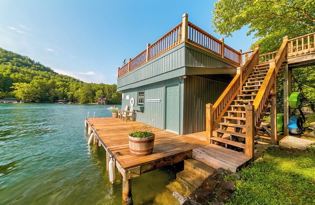 Burton Bass Lodge - Newly renovated family retreat in Murray Cove, Lake Burton.