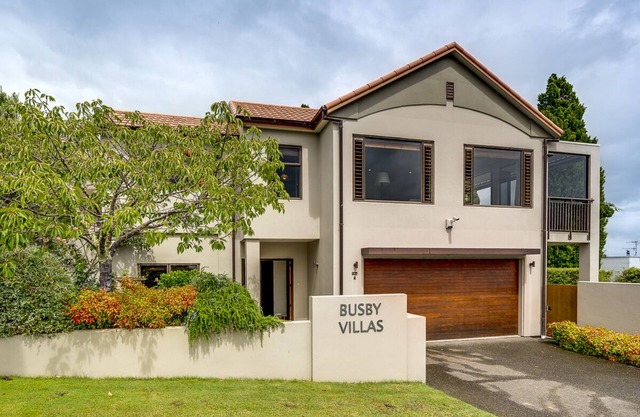 Busby Hill Villa - Havelock North Holiday Home