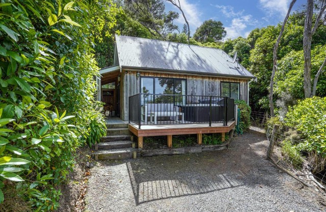 Bushside Cottage - Akaroa Holiday Home