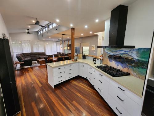 Bushys Hilltop (Kingfisher Bay, Kgari)