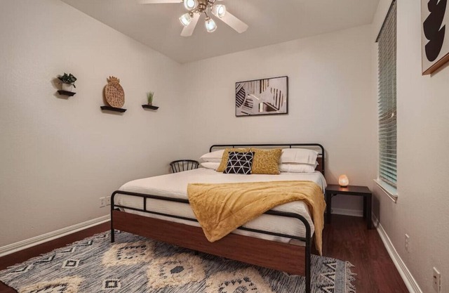 Business Friendly Central Austin 3/2 Townhome w/ Pool!