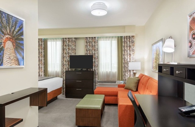 Business Travel Bliss: 5 Minutes to Airport, Complimentary Breakfast! Pool!