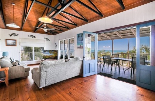 Bustard Bay Lodge: Stunning Views of 1770
